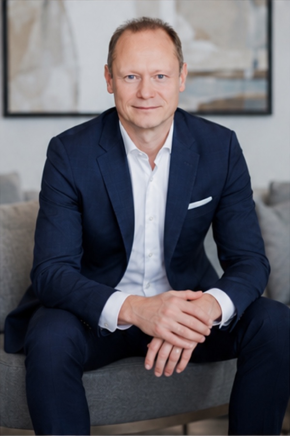 Porträt Markus Höhne, sitzend.